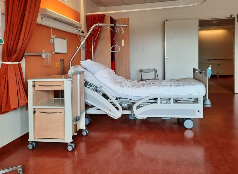 Filing a Bard PowerPort lawsuit: empty adjustable bed in a clean, modern hospital room