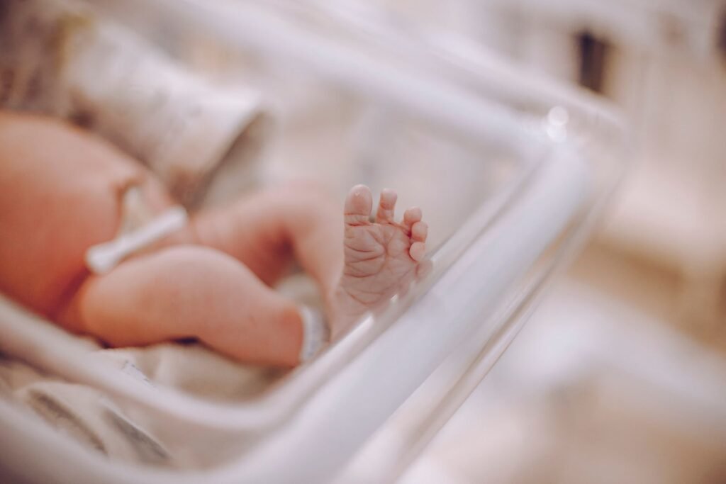 NEC and preemie formula: close-up of a newborn’s tiny foot in a hospital cradle