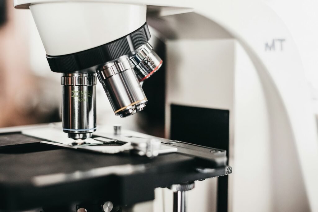 Laboratory microscope with several objective lenses above the stage