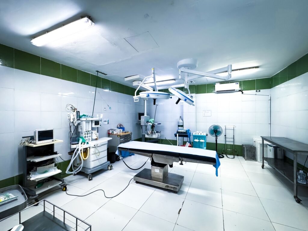 Empty, brightly lit operating room where hernia repairs that can lead to hernia mesh complications take place