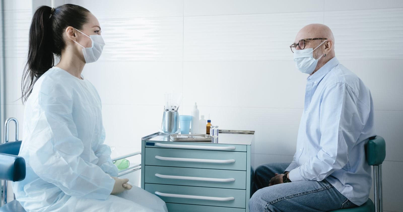 Man discussing hernia mesh lawsuit eligibility and surgery history with a doctor