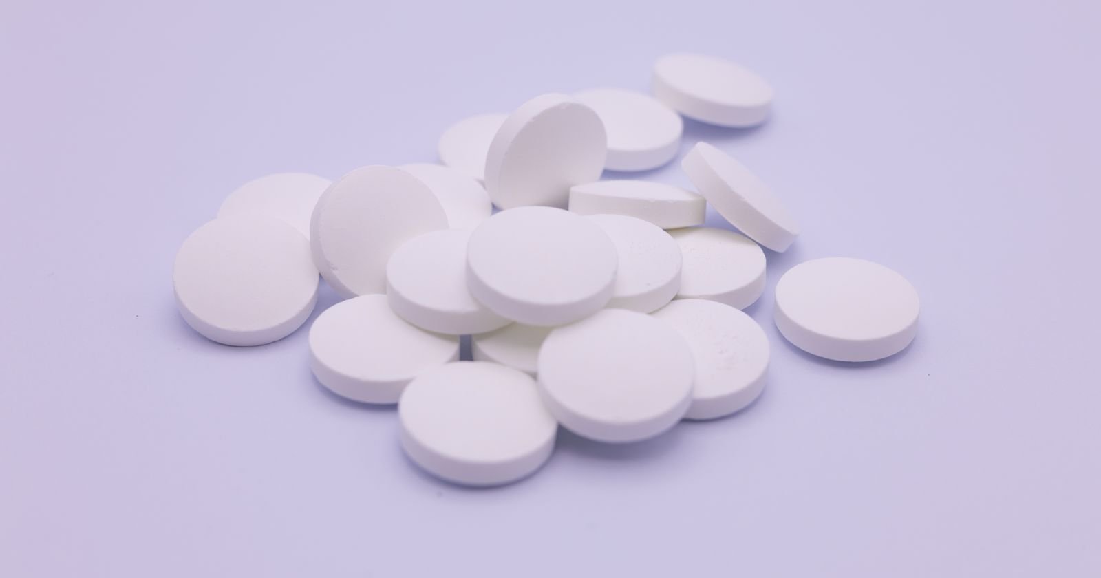 Pile of white medication tablets, illustrating Zantac lawsuit eligibility and proof of use